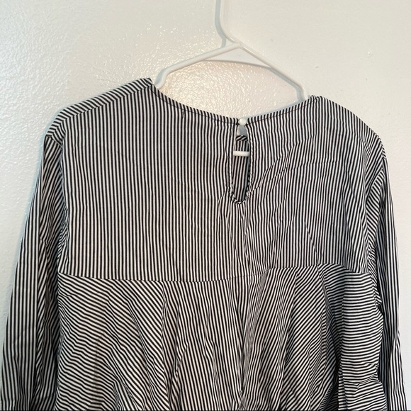 Heart Hips Cropped Loose Blouse Gray White Stripes - Picture 9 of 9